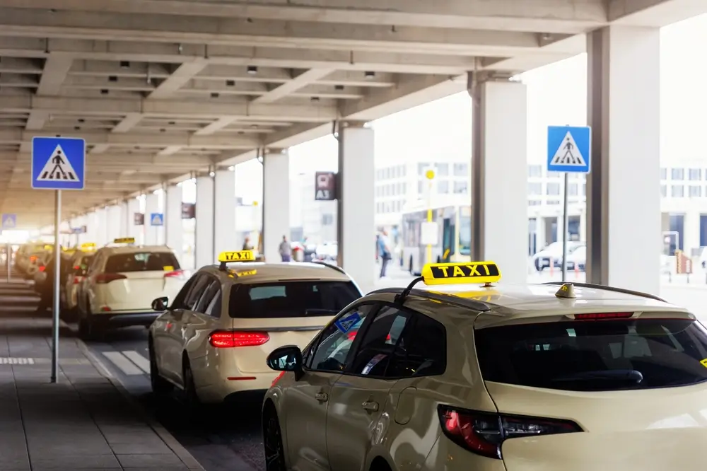 Best Ways to Get Taxi from Frimley to Gatwick Airport